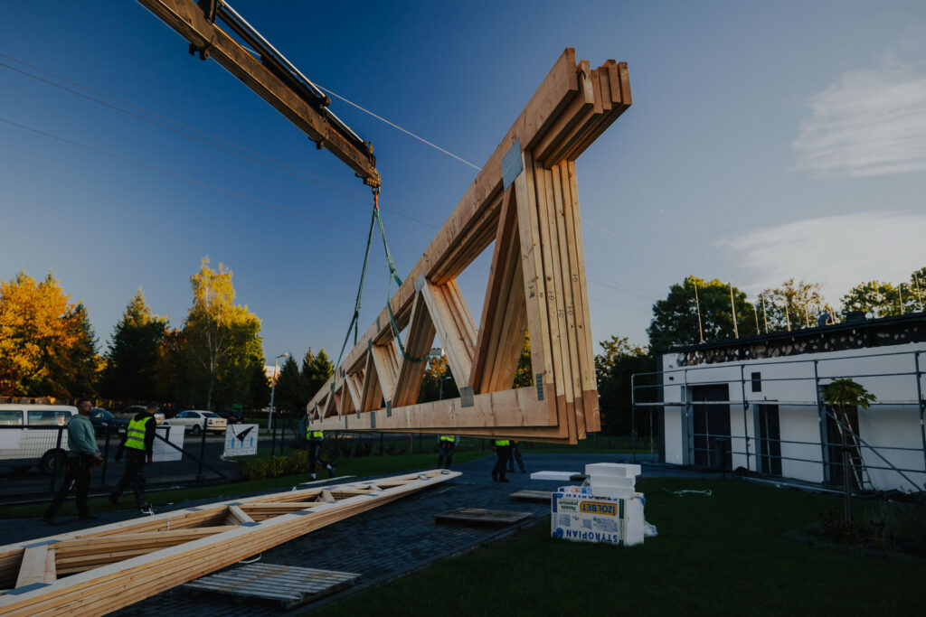 montaż wiązarów dachowych na placu budowy